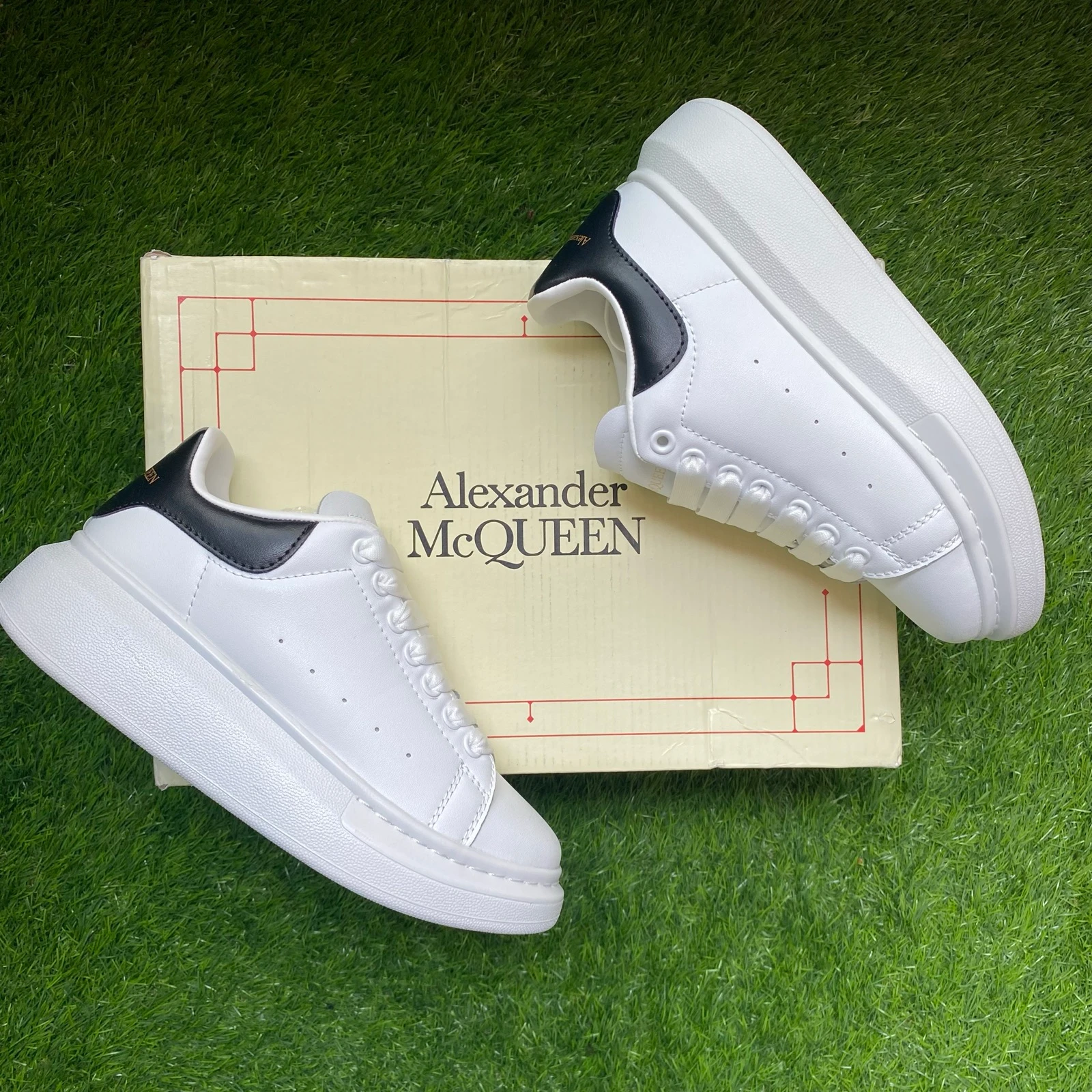 Alexander McQueen Oversized Blancas y Negras | Talla 36 | Nuevas | Con Caja